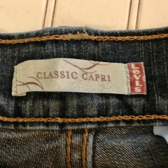 Levi’s Classic Capris - Picture 5 of 8